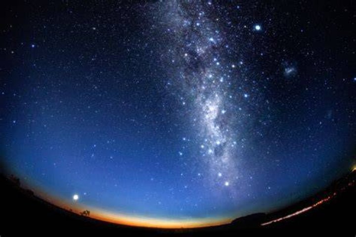 埼玉の夜空に上がる花火のイメージ