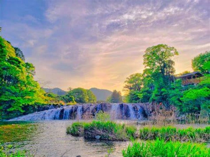 愛知県の夜空に上がる花火のイメージ